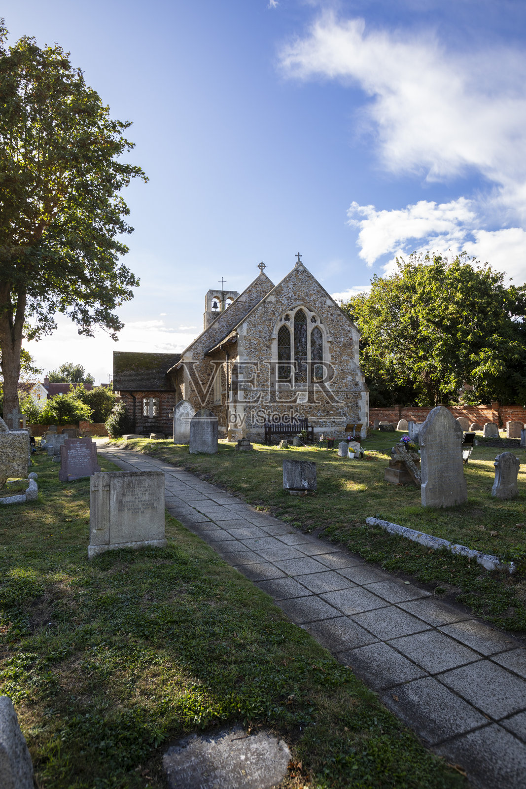 通往一座圣公会教堂的人行道照片摄影图片