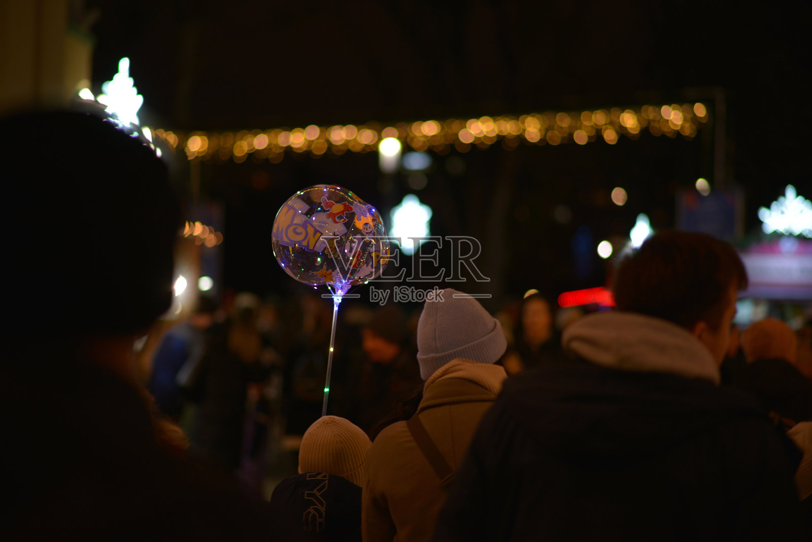 一个男孩在维也纳的普拉特游乐园里拿着一个印有宝可梦图案的气球照片摄影图片