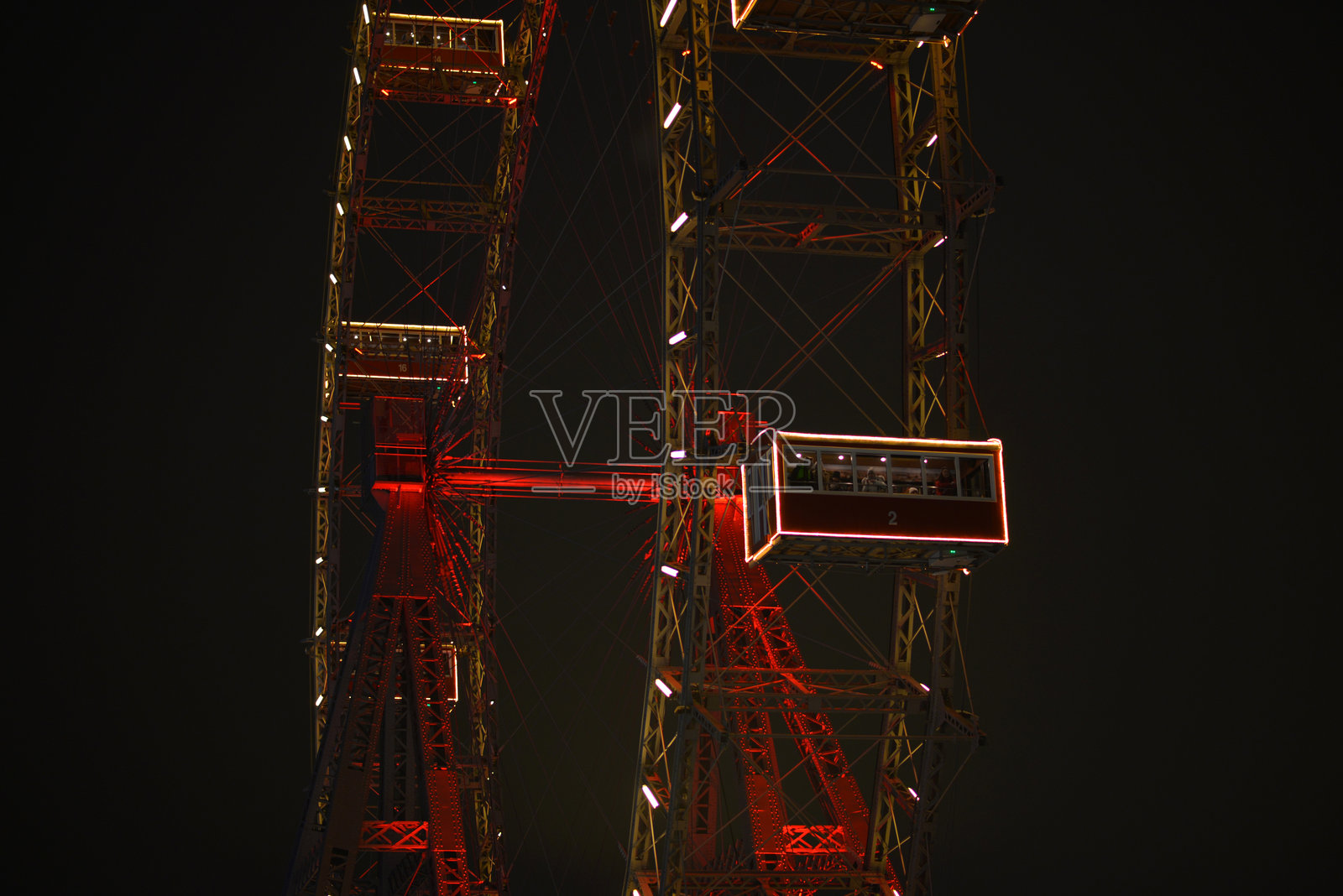 维也纳普拉特游乐园夜间冬季照明的历史著名摩天轮。复古风格的维也纳摩天轮。照片摄影图片