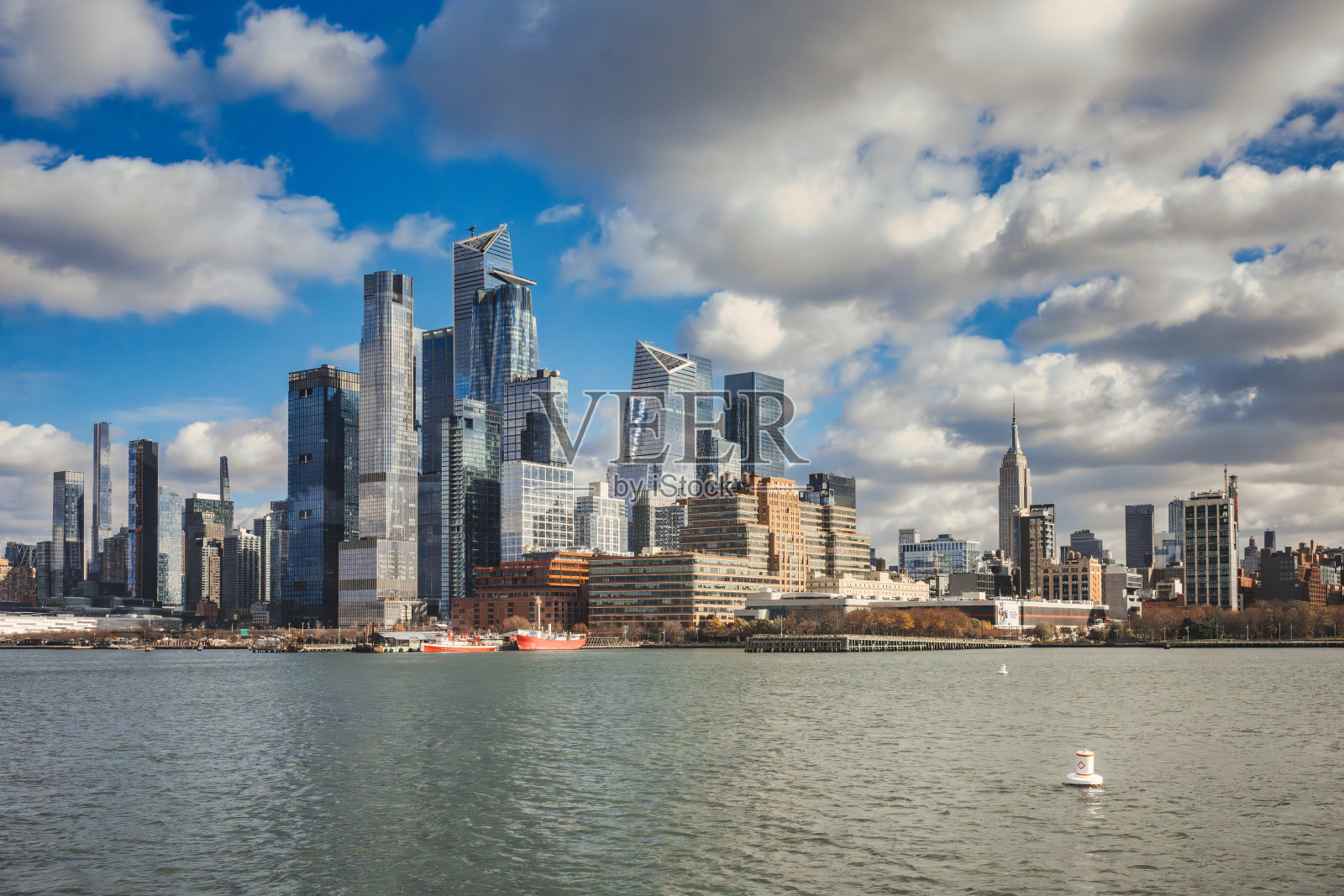 哈德逊河上俯瞰哈森院和曼哈顿天际线的景色照片摄影图片