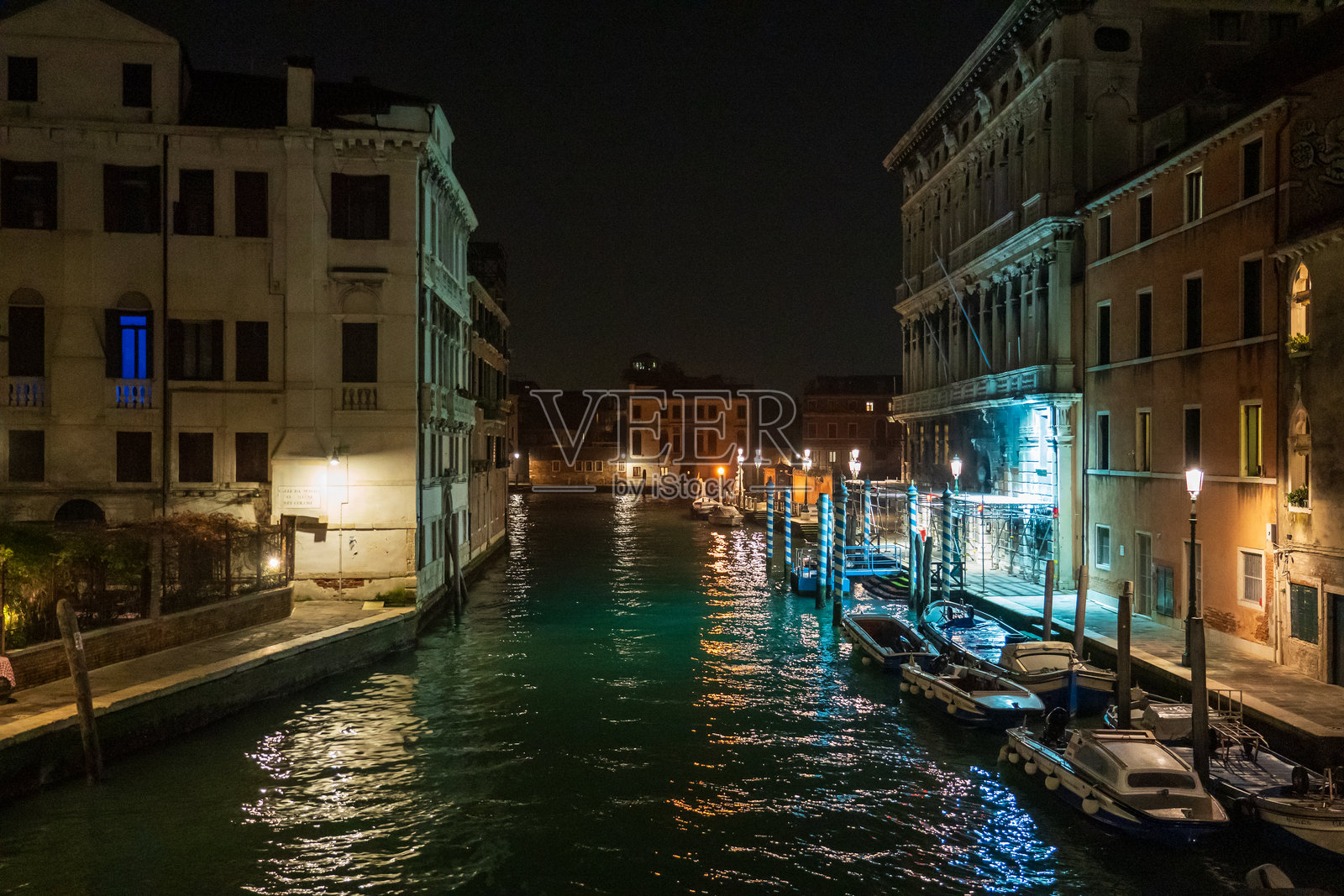 意大利威尼斯 - 2024年11月8日：傍晚时分城市运河的景观。城市风光。照片摄影图片