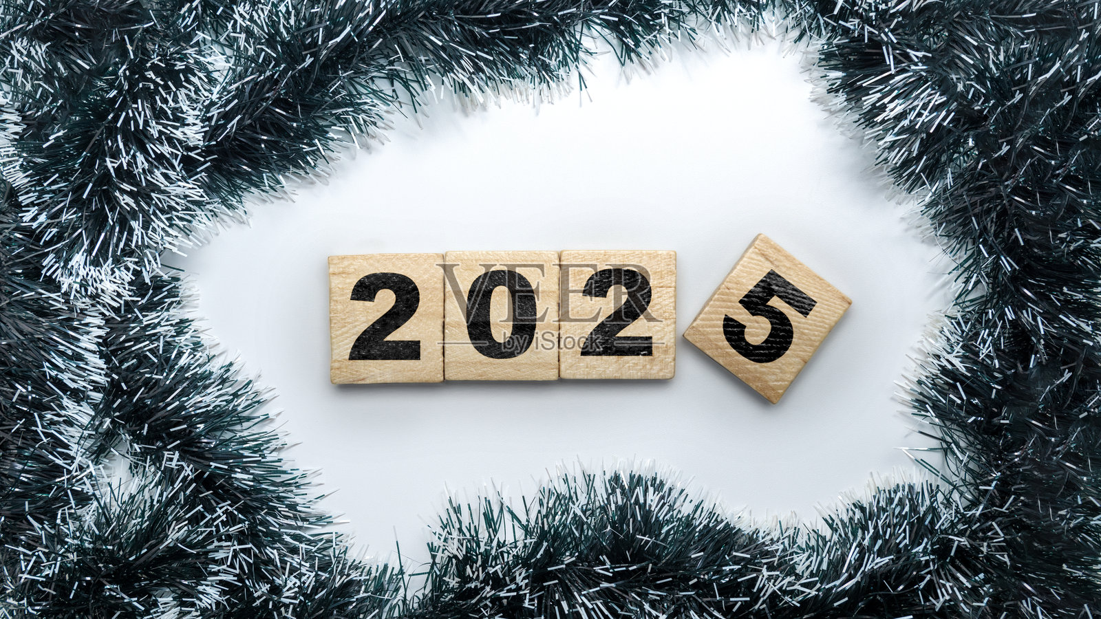 带有数字2025的木块圣诞装饰框，背景为白色照片摄影图片