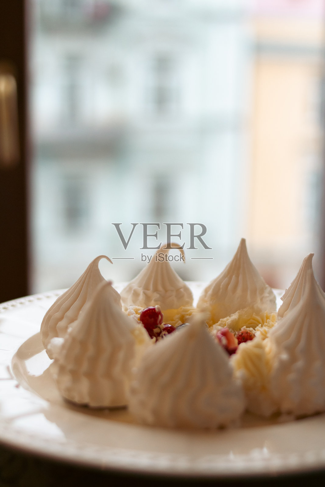 精致盘子上的美味白色蛋白霜甜点照片摄影图片