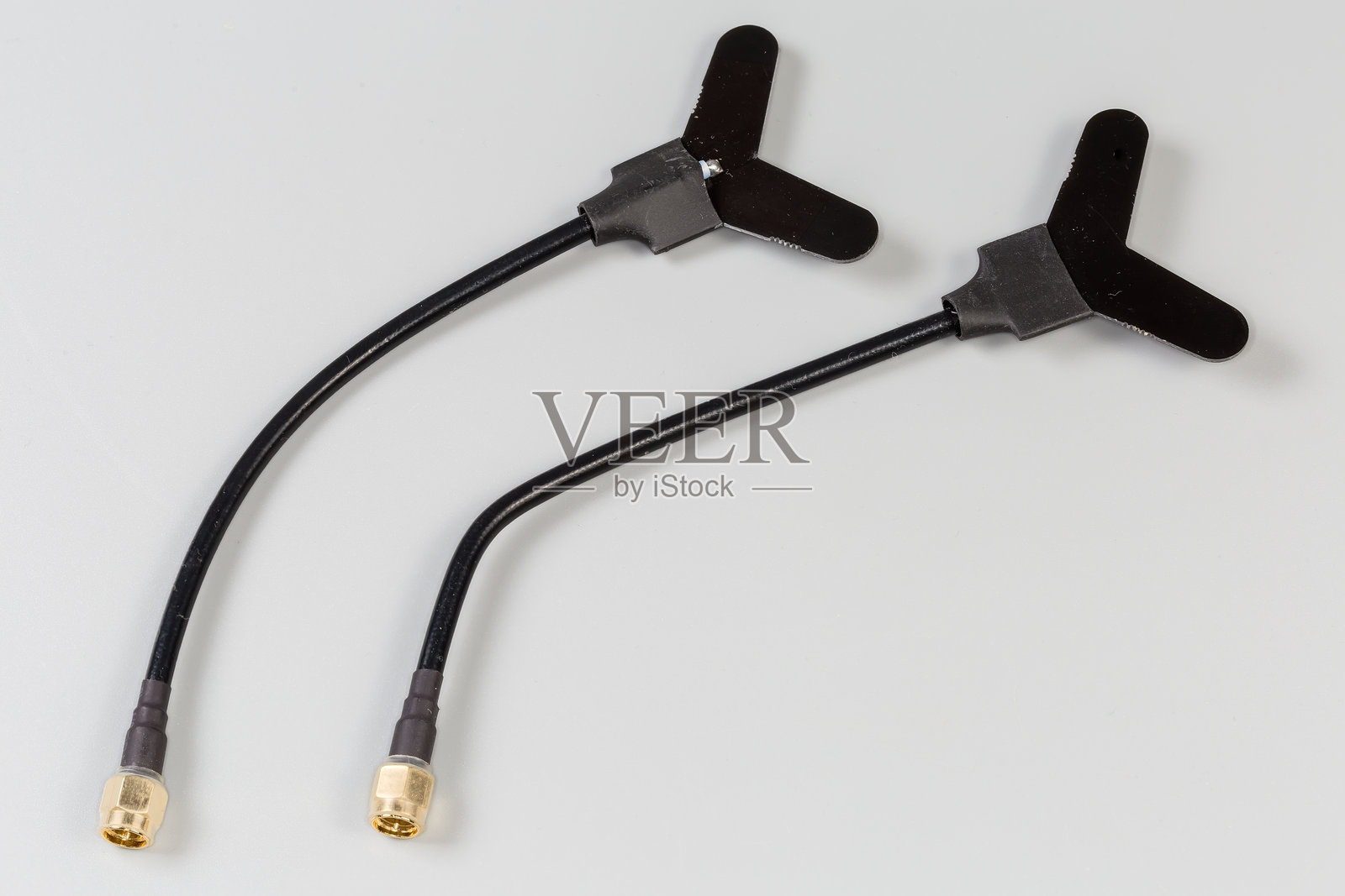 两只小型平面天线用于高频电子设备照片摄影图片