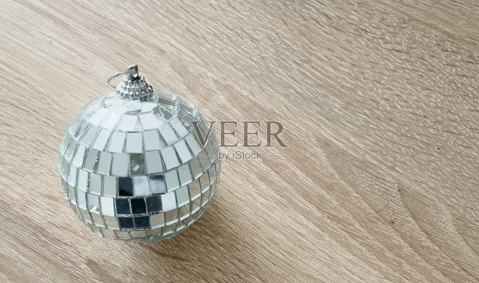 雪中的闪亮迪斯科球，留白空间照片摄影图片