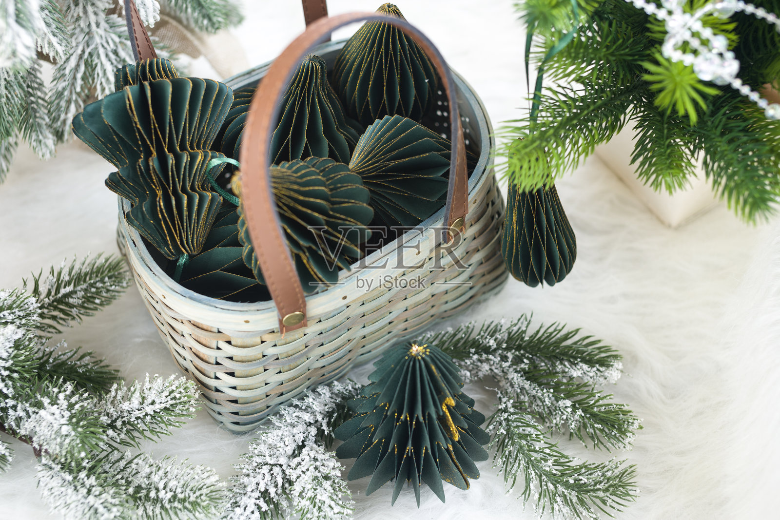 翡翠色篮子里的圣诞纸玩具。圣诞卡片照片摄影图片