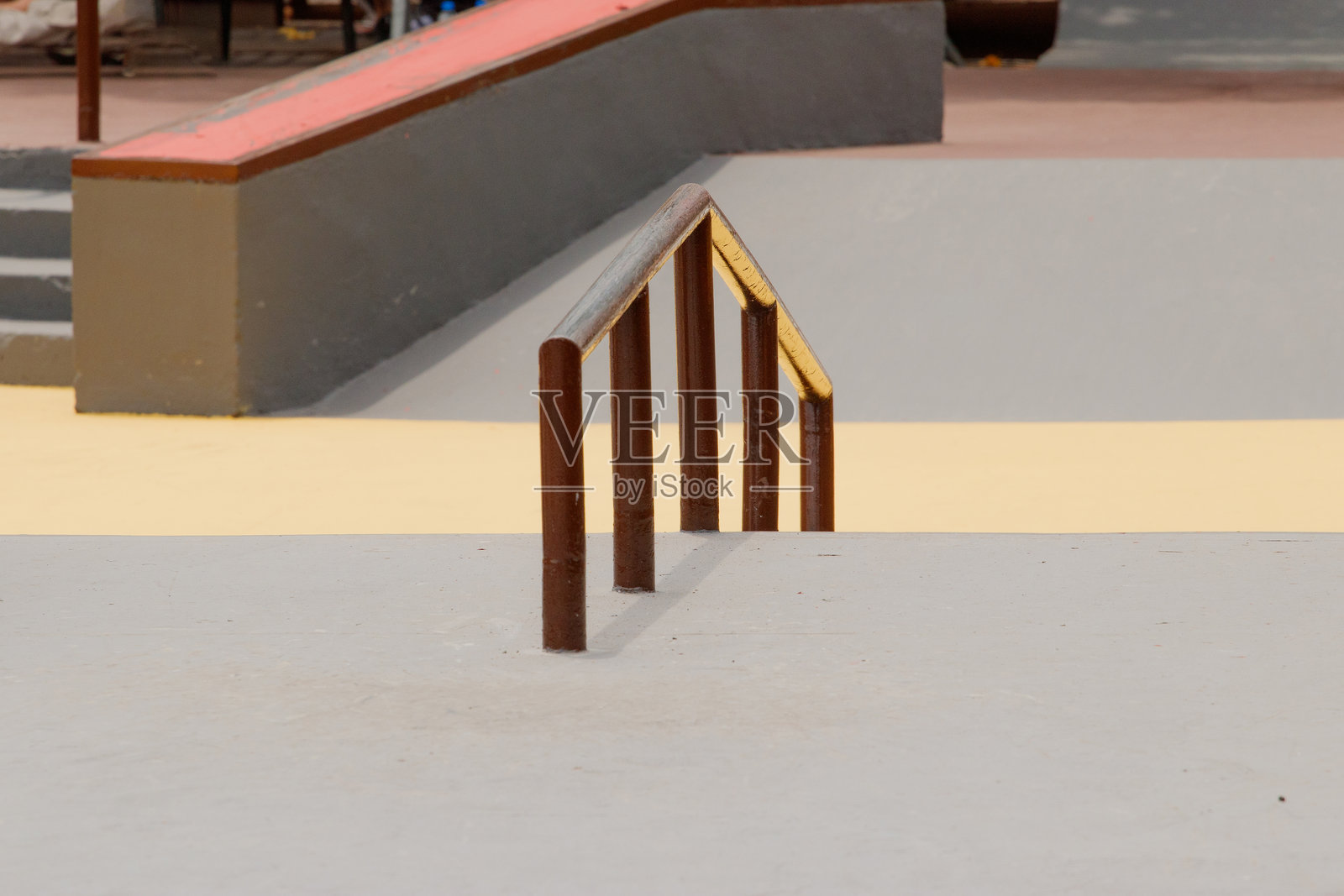 在里约热内卢的滑板公园，滑板者在扶手上进行挑战。照片摄影图片