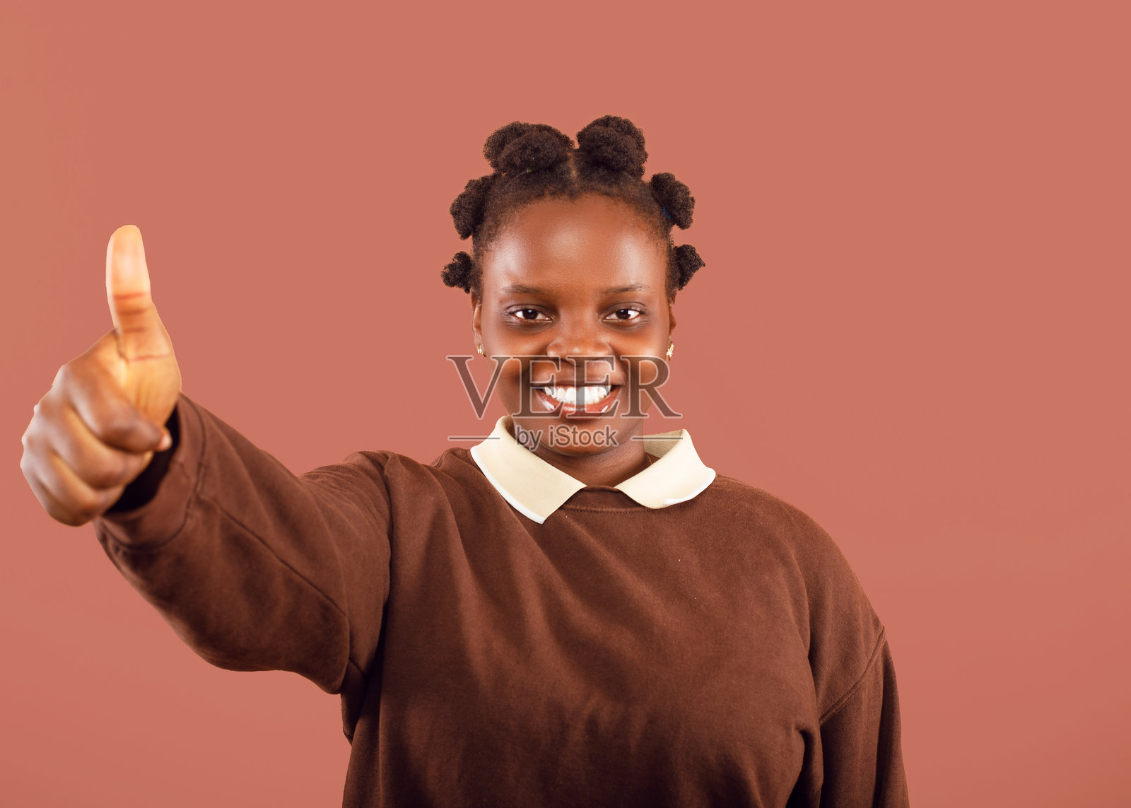 女士竖起大拇指照片摄影图片