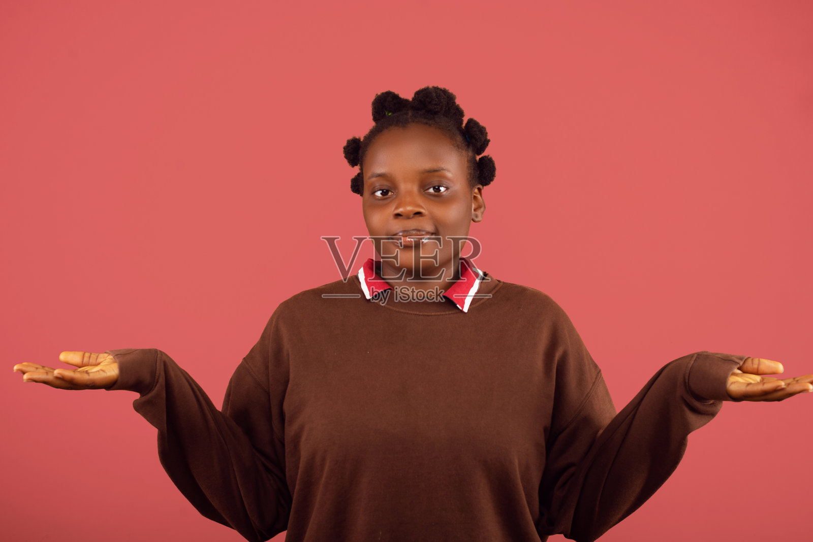 年轻女士做出示范性的表情照片摄影图片