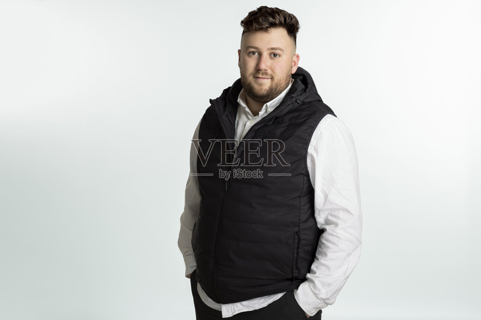 年轻的西班牙男子站在白色背景前照片摄影图片