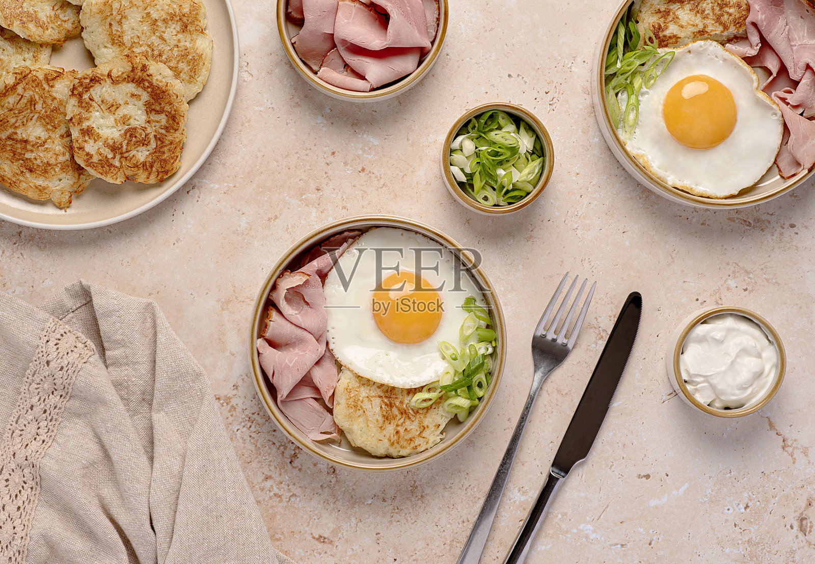 炸鸡蛋与土豆煎饼的美食摄影照片摄影图片