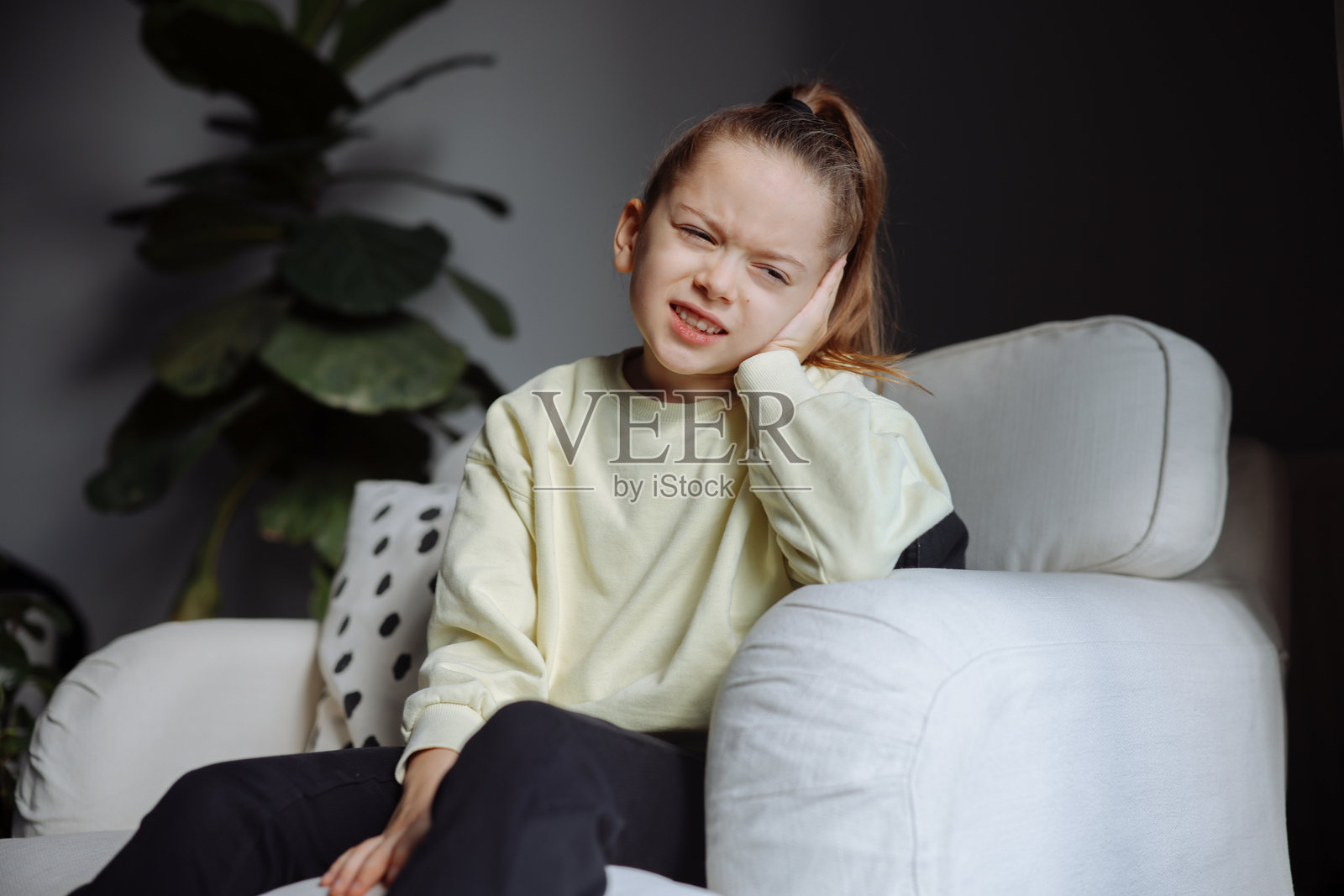 小女孩耳朵疼照片摄影图片