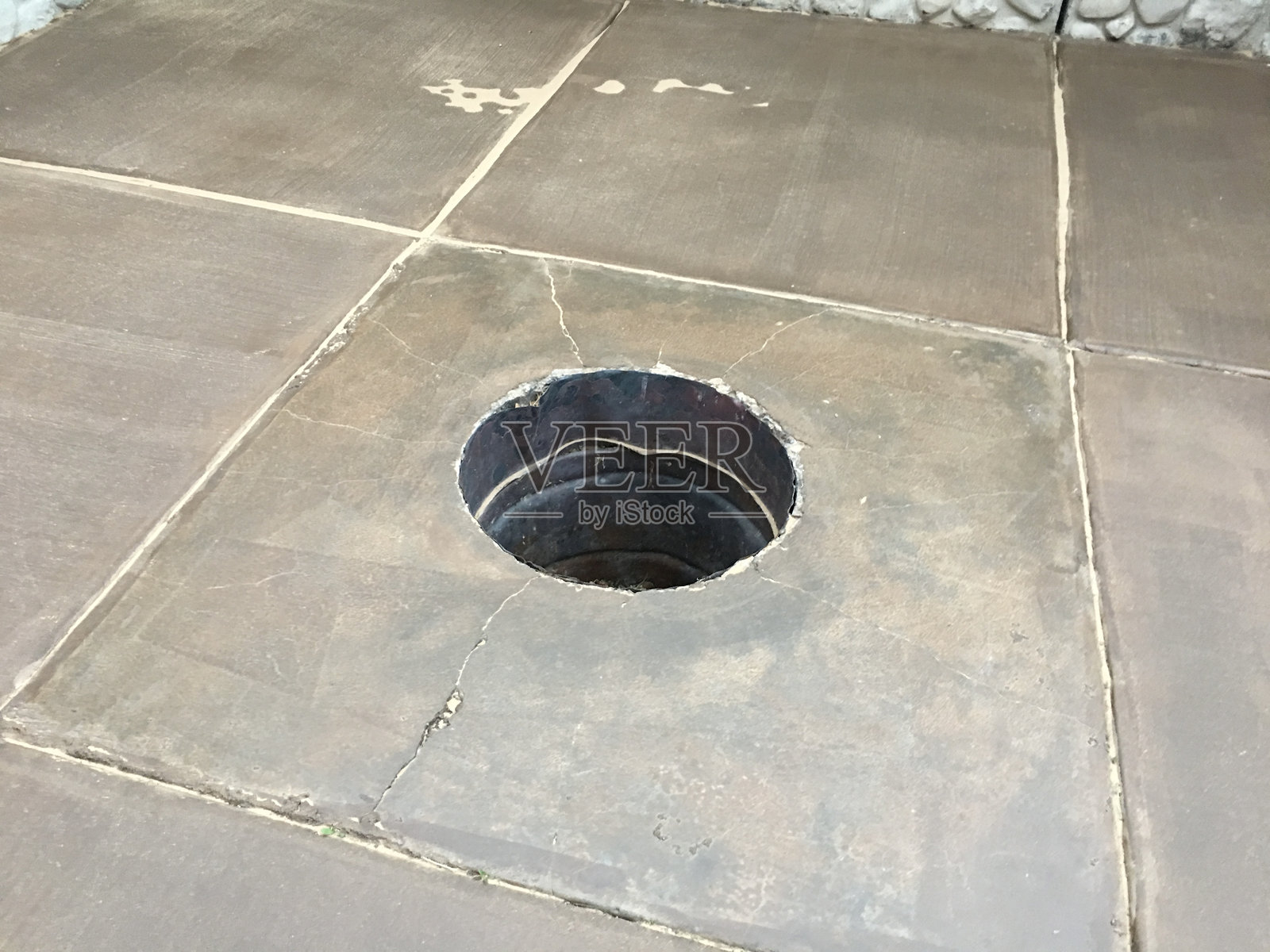 损坏的地砖，带有孔洞照片摄影图片