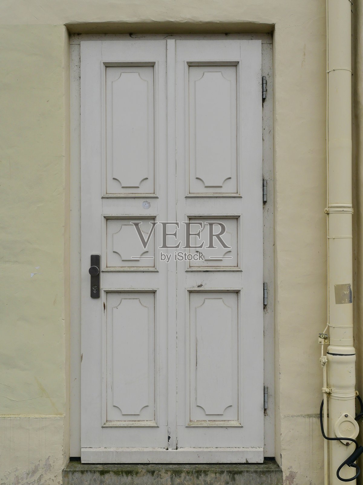 历史悠久的白色木门照片摄影图片