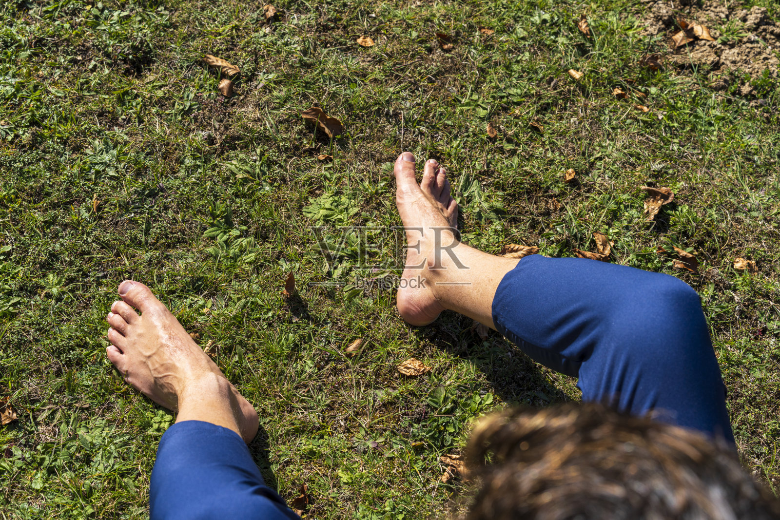 赤脚的双脚与大自然接触照片摄影图片