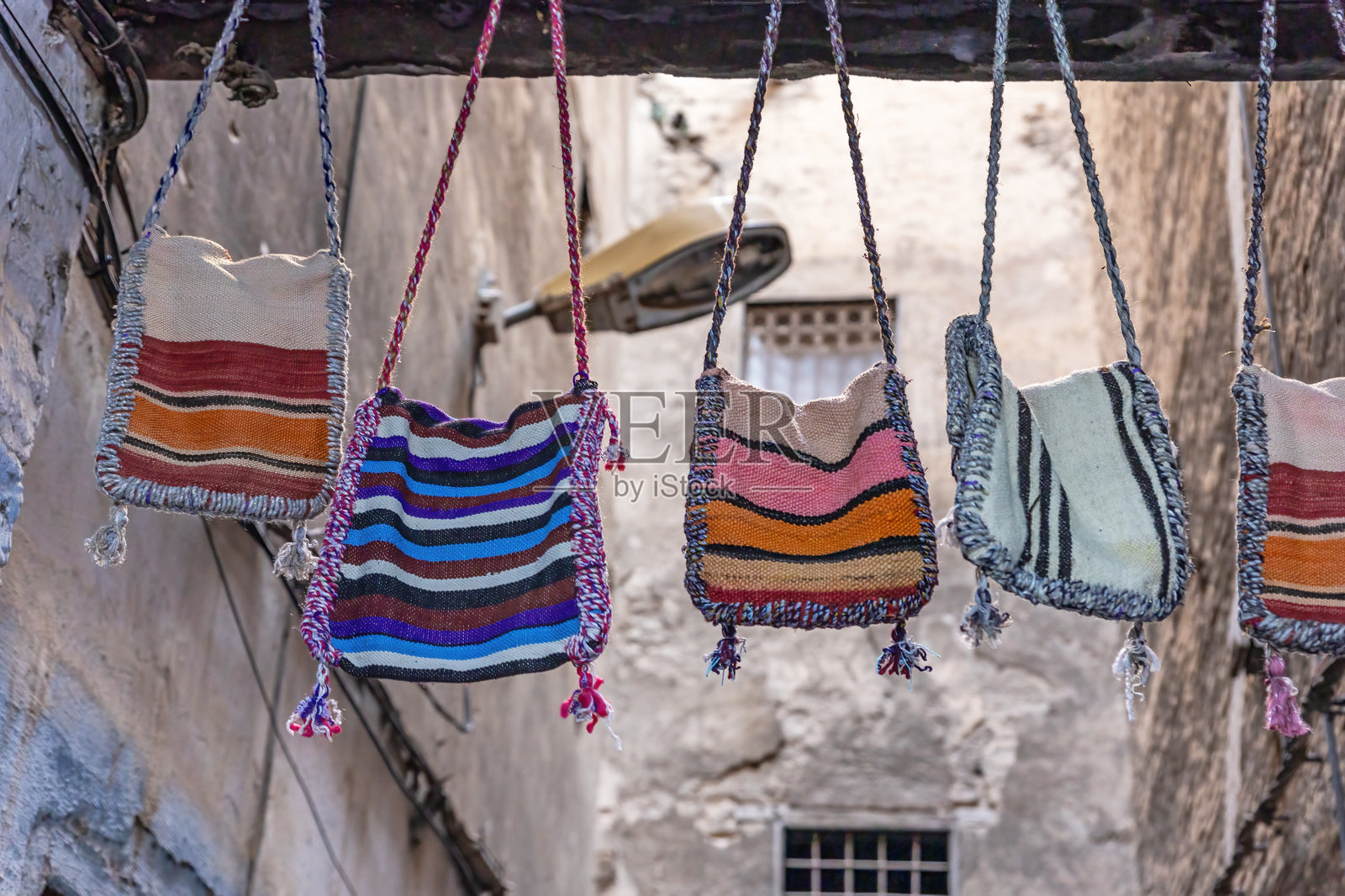 在摩洛哥的非斯市展示的帆布手袋。照片摄影图片