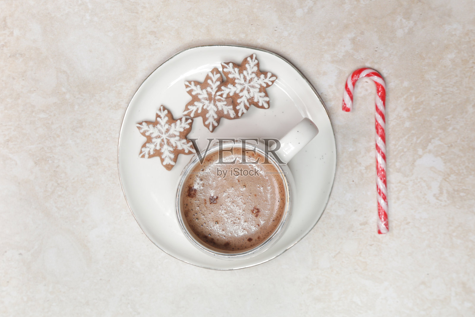 圣诞巧克力牛奶杯配糖果手杖，冬季假日甜点和装饰的概念照片摄影图片