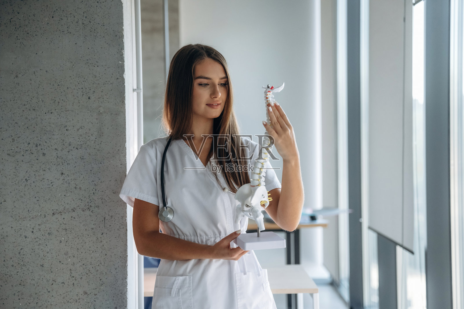 专业女性医生在室内诊所工作照片摄影图片