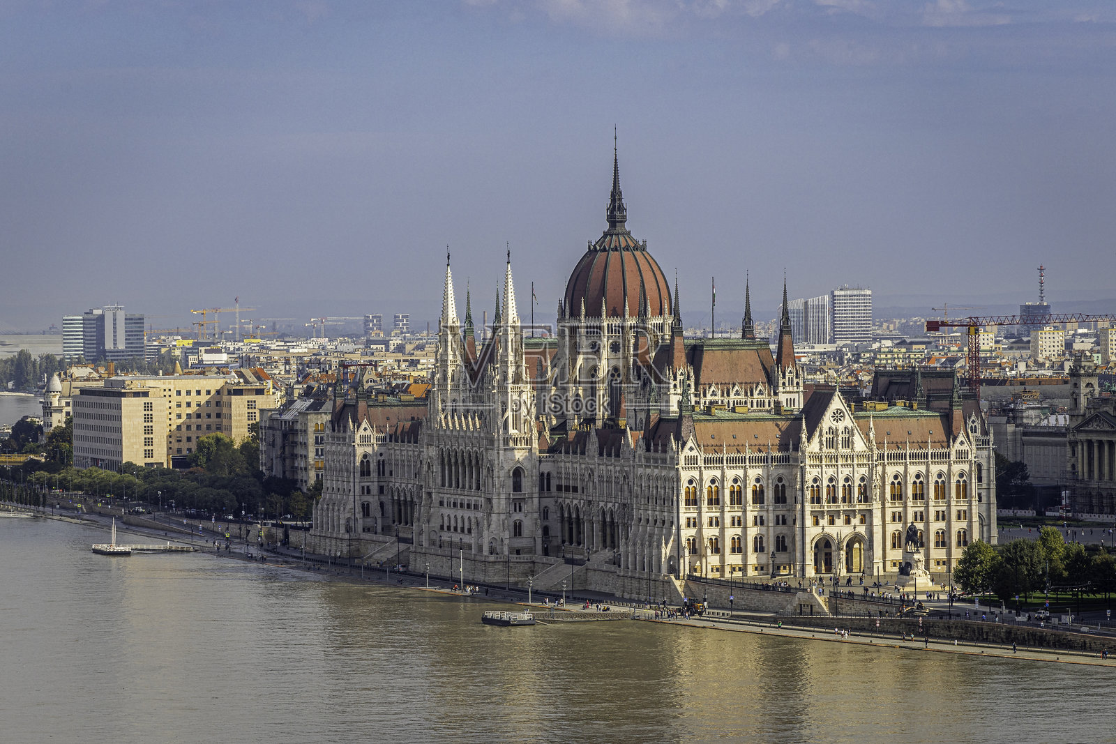 从布达城堡俯瞰多瑙河上的匈牙利国会大厦，布达佩斯，匈牙利照片摄影图片