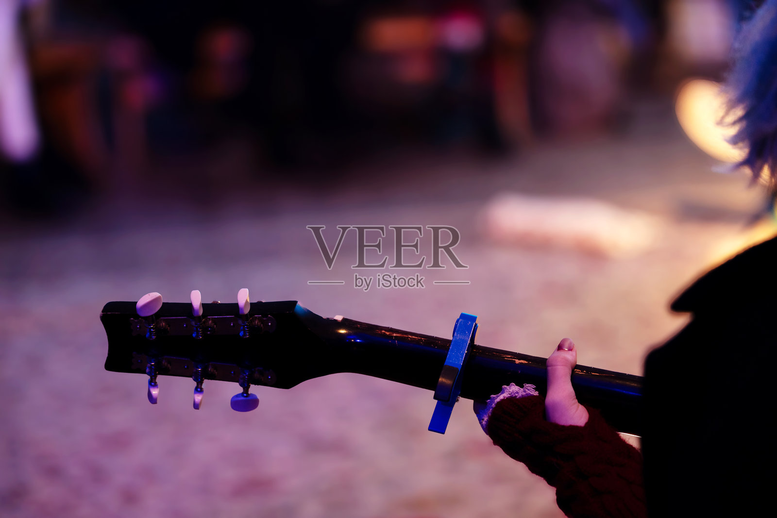 女性独立音乐人在音乐会上演奏的特写木吉他，留有空白空间。照片摄影图片