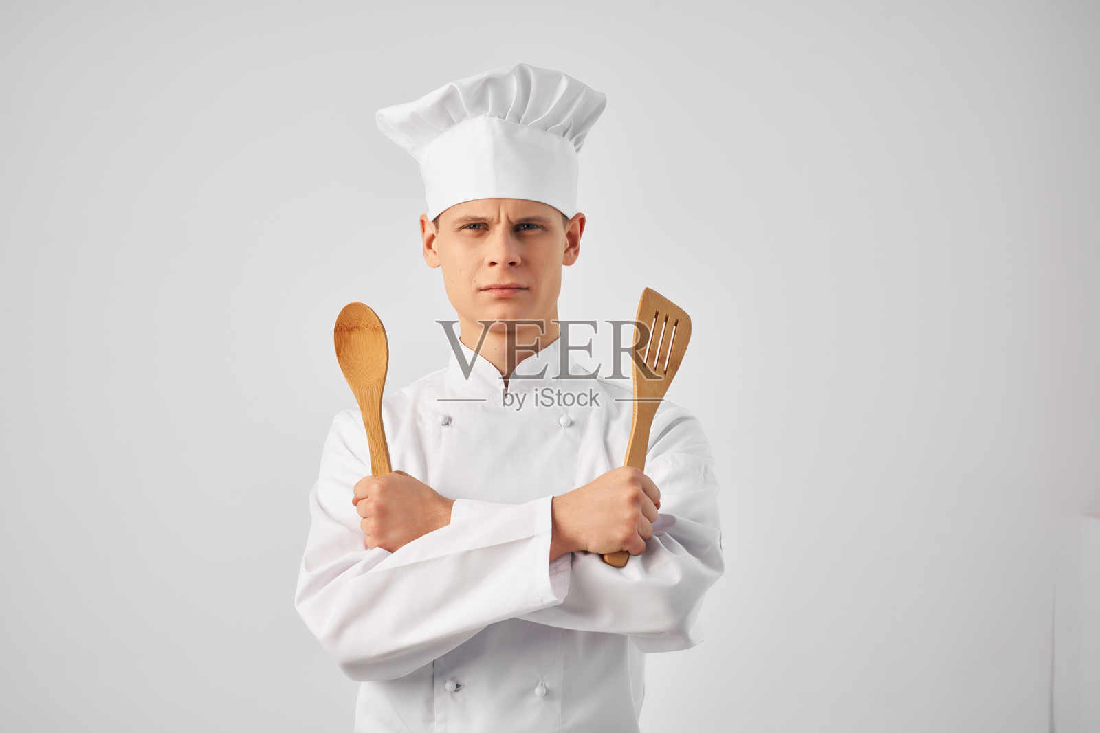 穿着厨师制服的男人与厨房用品提供专业服务照片摄影图片