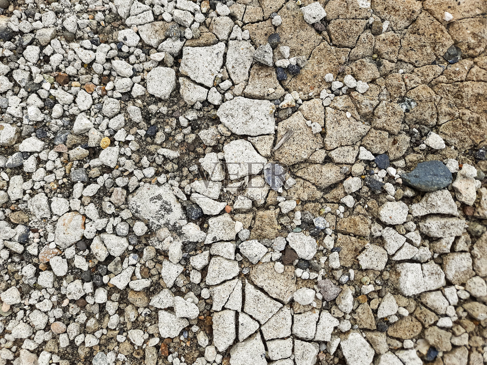 破裂的水泥表面，露出碎石细节照片摄影图片