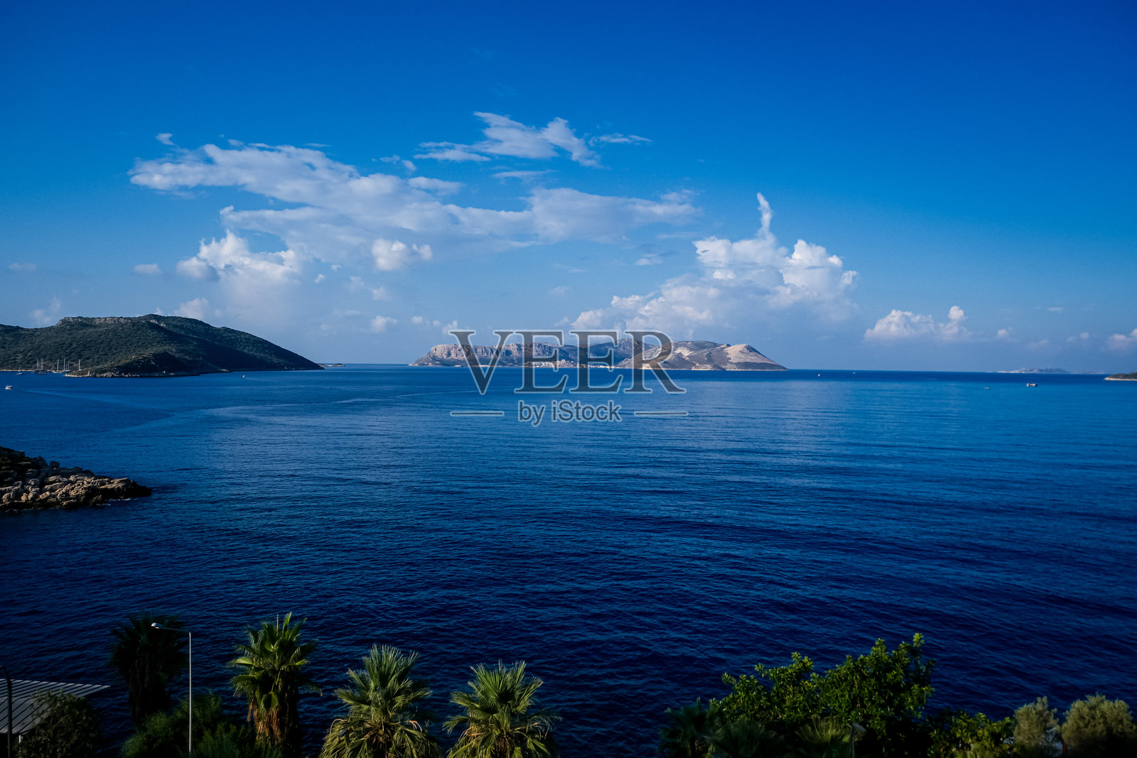 从卡斯俯瞰地中海的卡斯特洛里佐希腊岛。土耳其的夏天。照片摄影图片