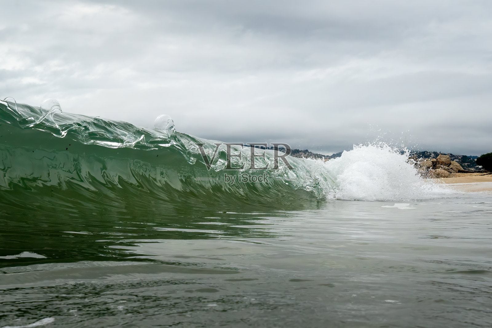 海浪在海岸附近拍打照片摄影图片