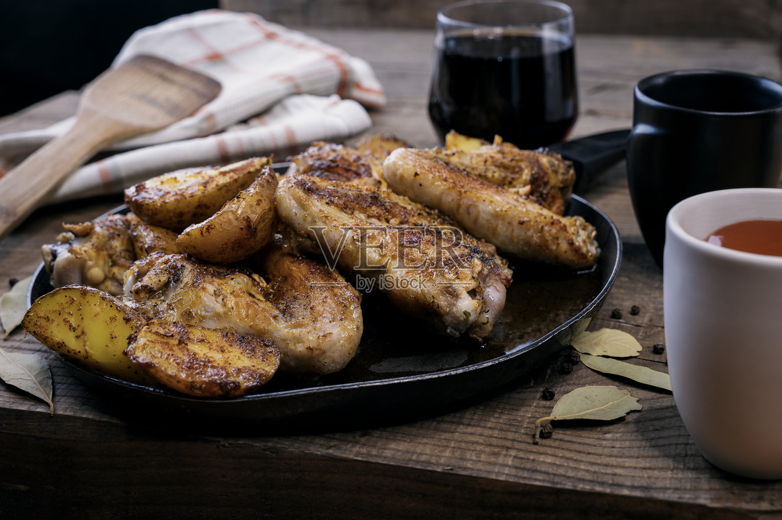 自制辣味腌制鸡翅和炸土豆照片摄影图片