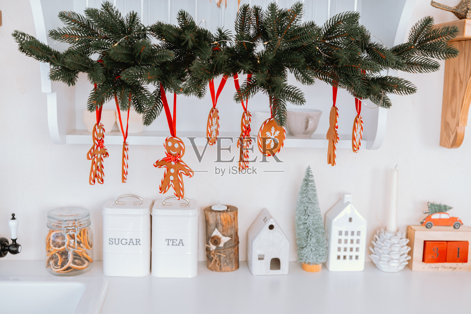 节日厨房装饰，展示着圣诞饰品和甜点照片摄影图片