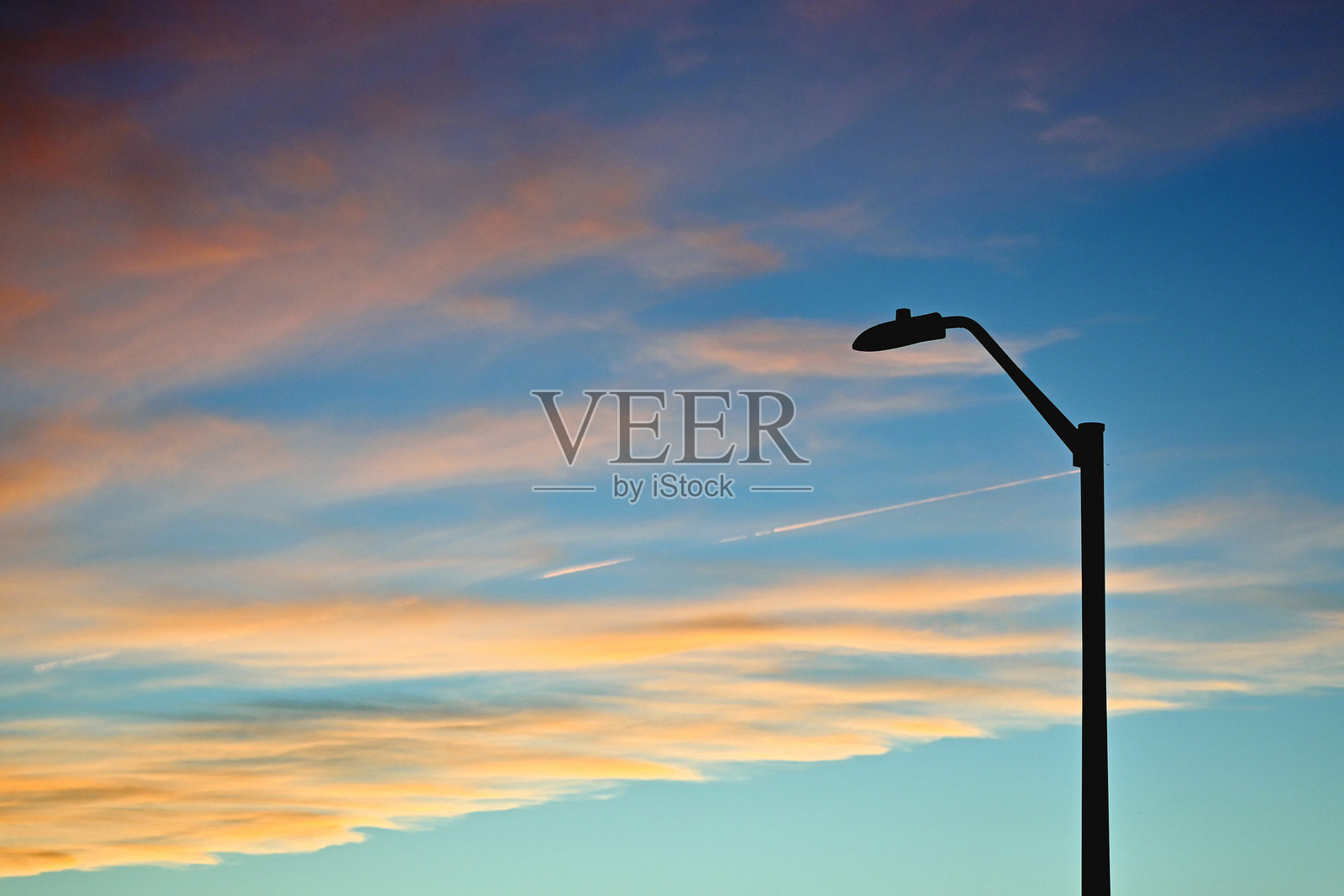 日落后的街灯照片摄影图片