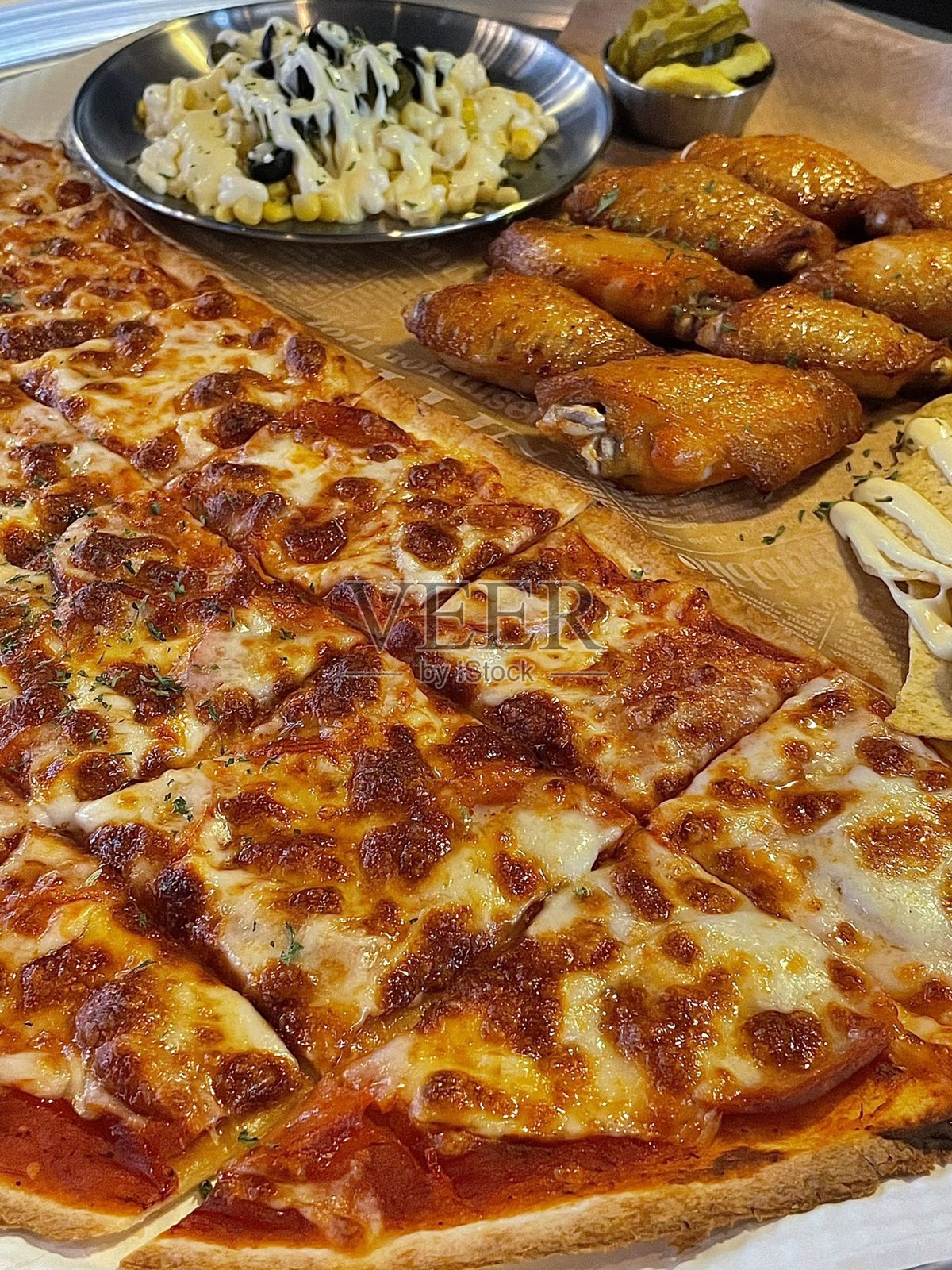 一款美味的披萨，金黄的外壳，融化的奶酪和美味的配料。非常适合与食品相关的设计、菜单或意大利主题项目，捕捉经典舒适菜肴的精髓。照片摄影图片