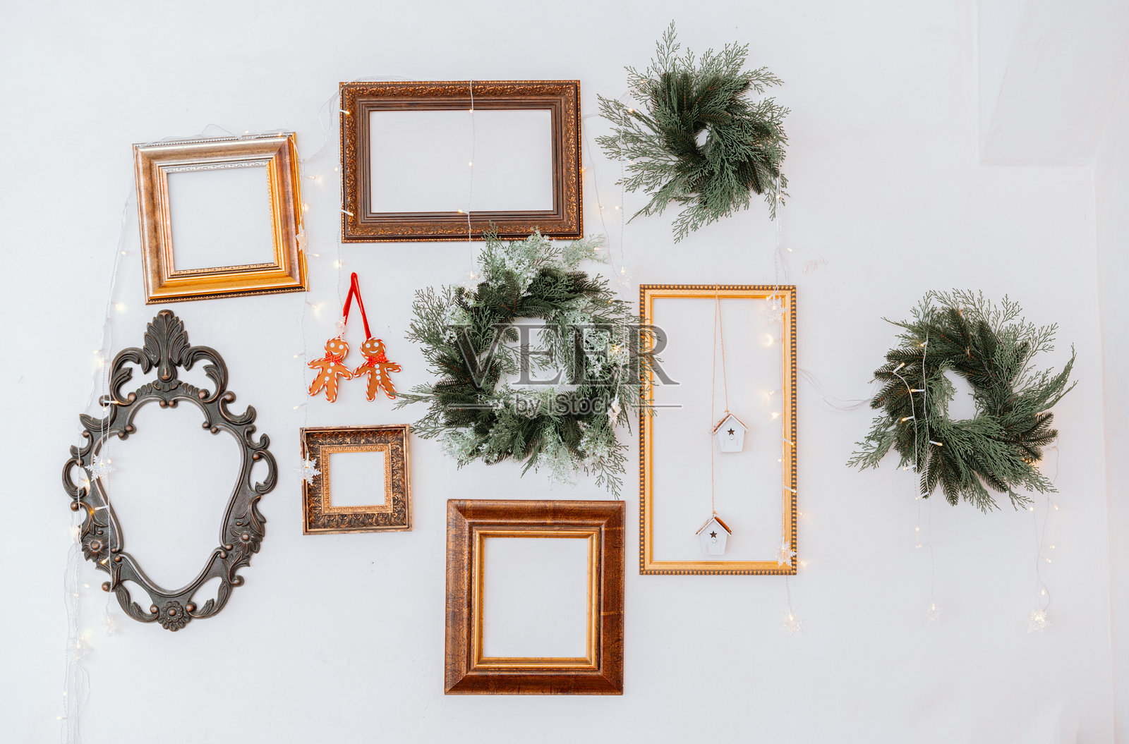 节日聚会的墙面装饰，配有相框和花环照片摄影图片