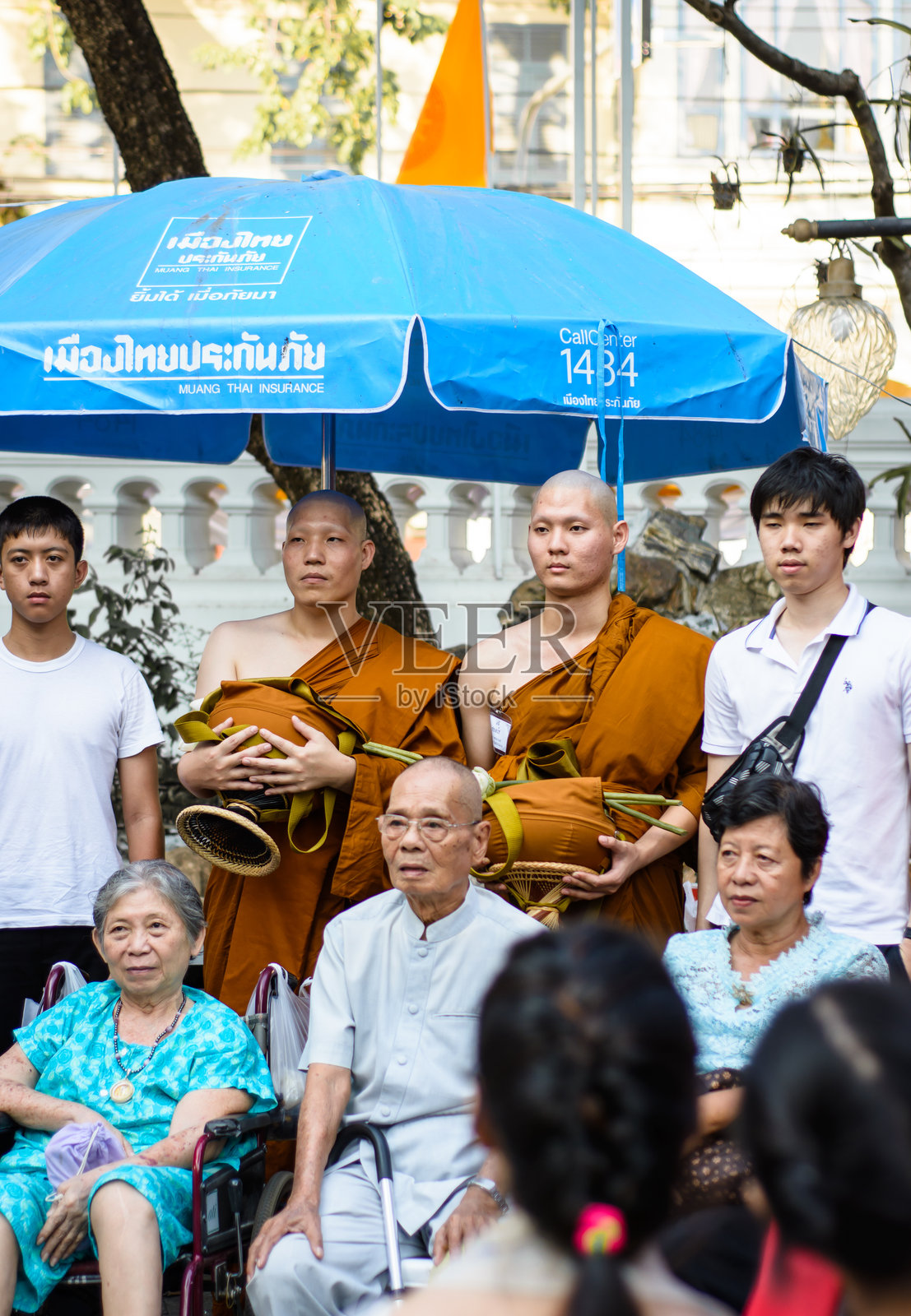 僧侣与家人合影照片摄影图片