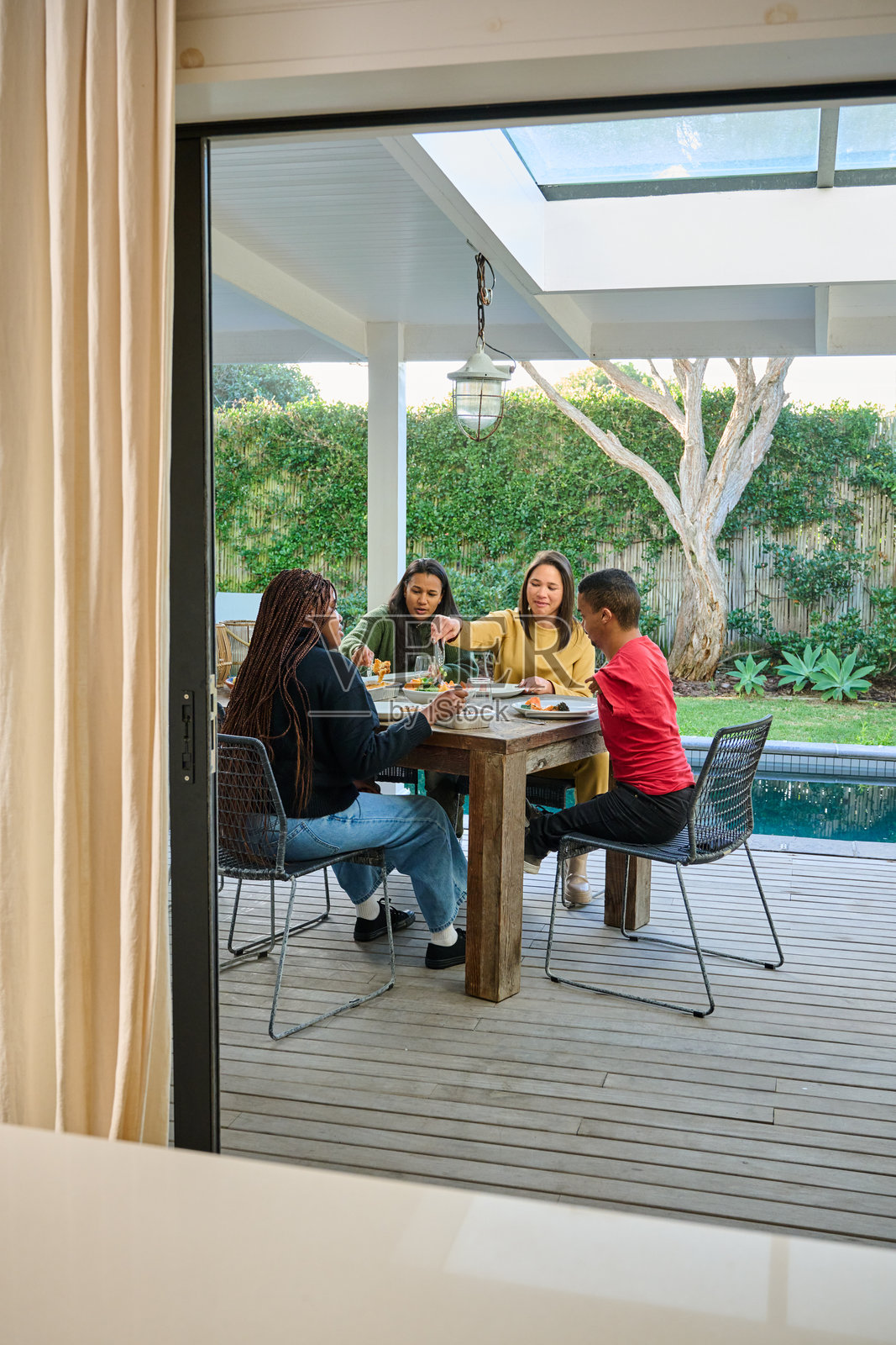 朋友们在露台上享受美食照片摄影图片