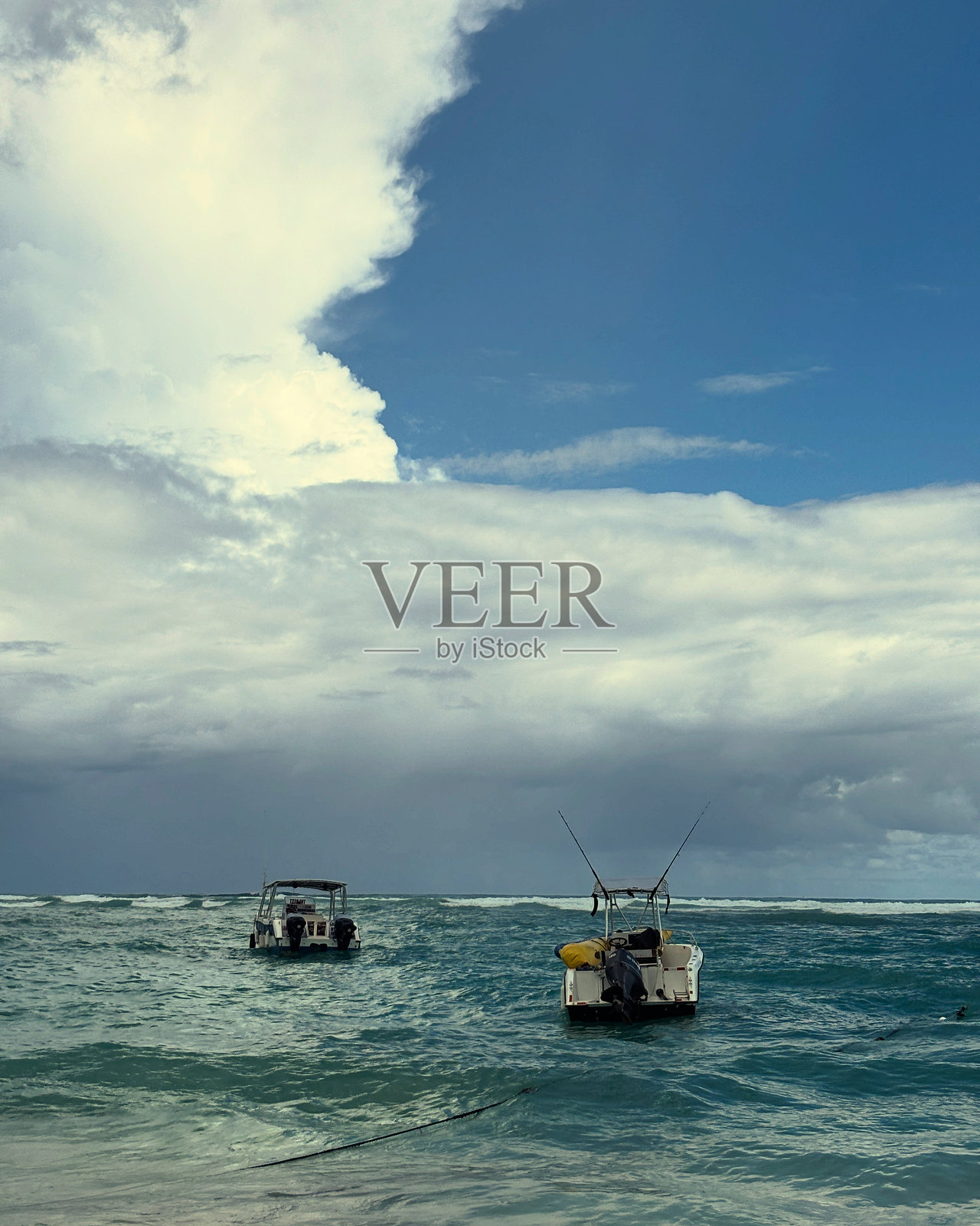 海洋中的渔船照片摄影图片