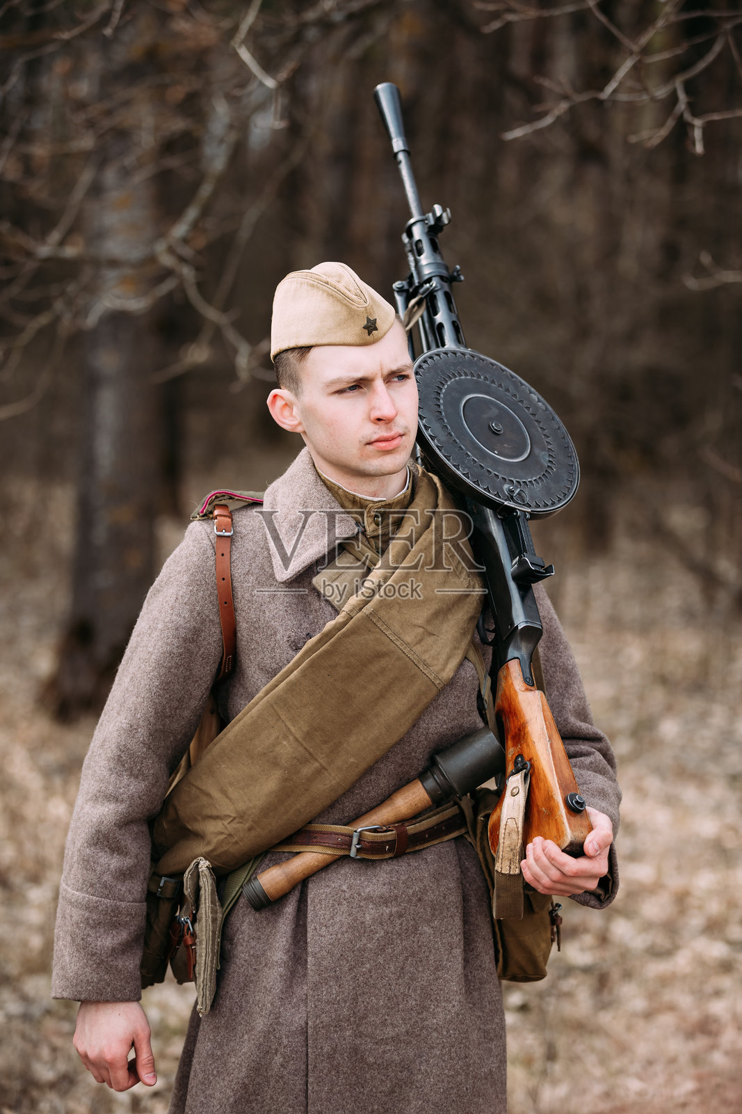 身穿迷彩服的苏联士兵装扮的未识别重演者照片摄影图片