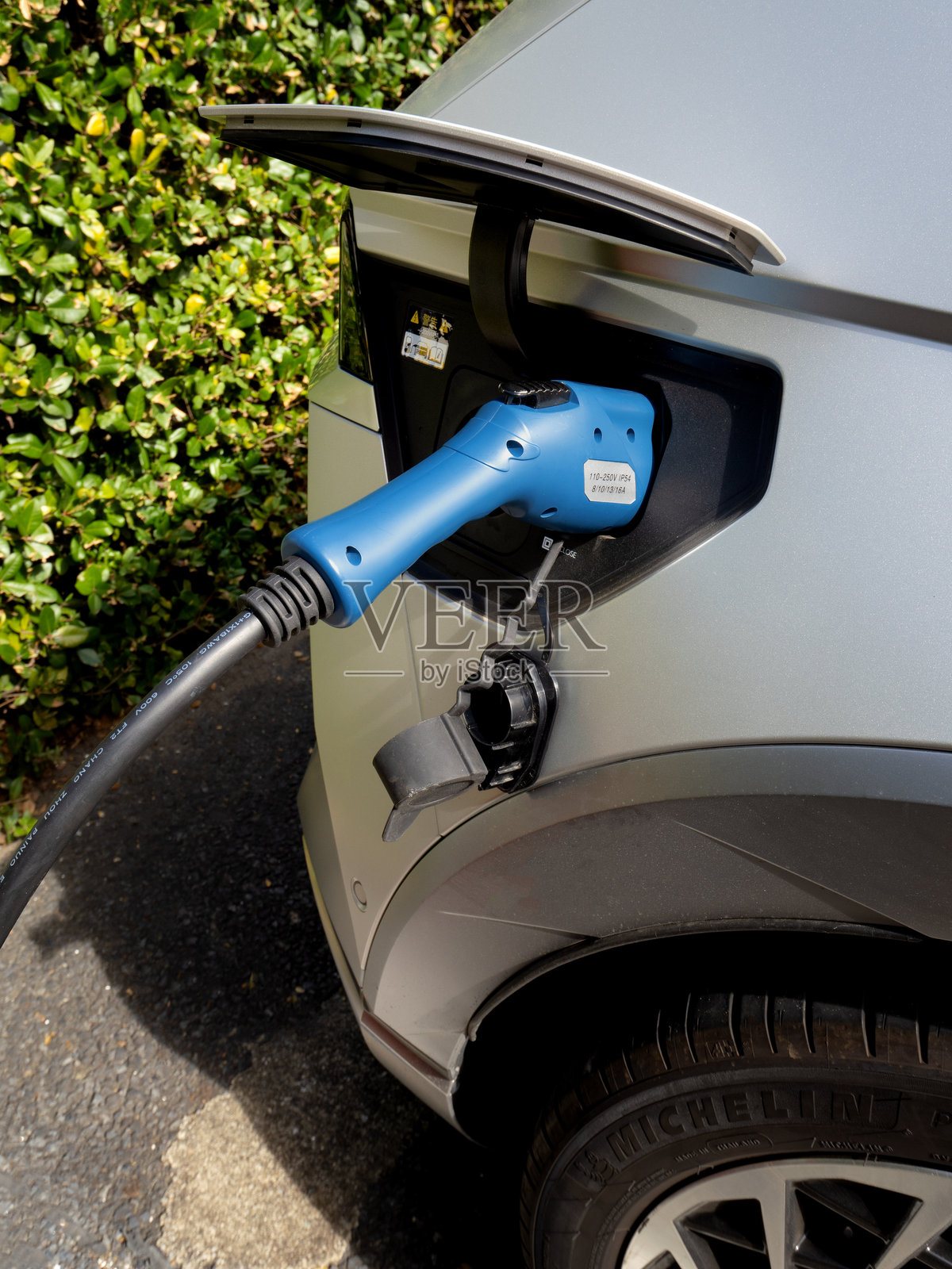 公共停车场的电动车充电照片摄影图片