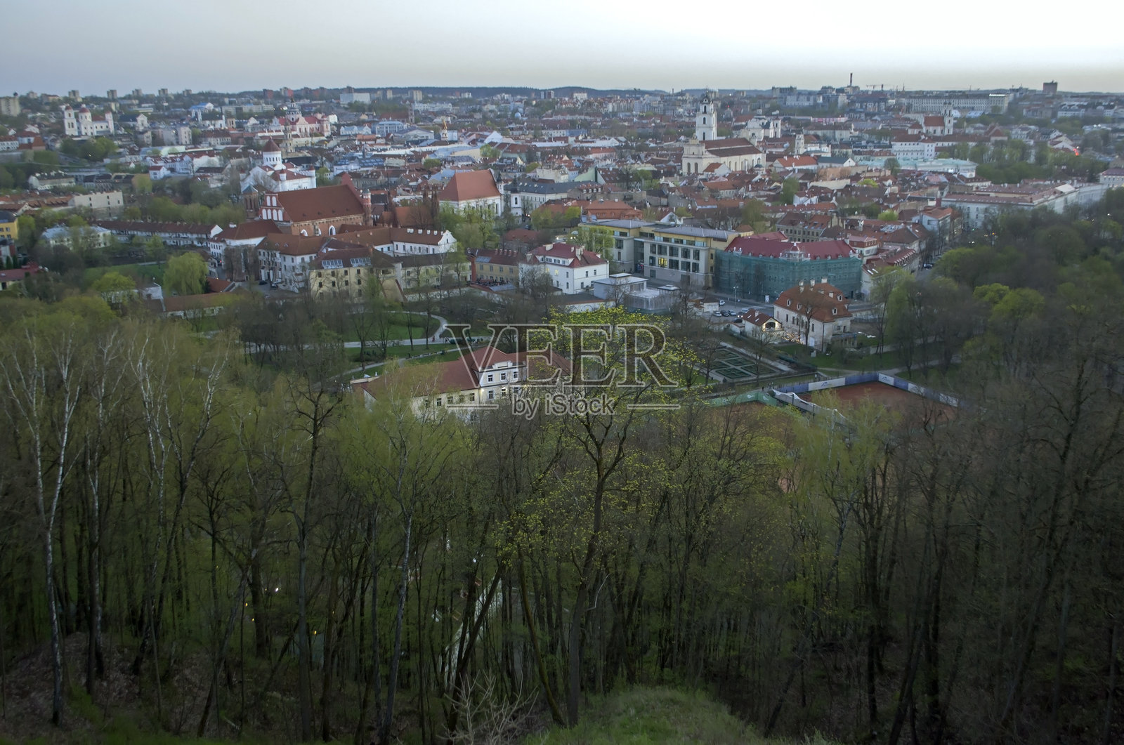立陶宛首都维尔纽斯的高点俯瞰。照片摄影图片
