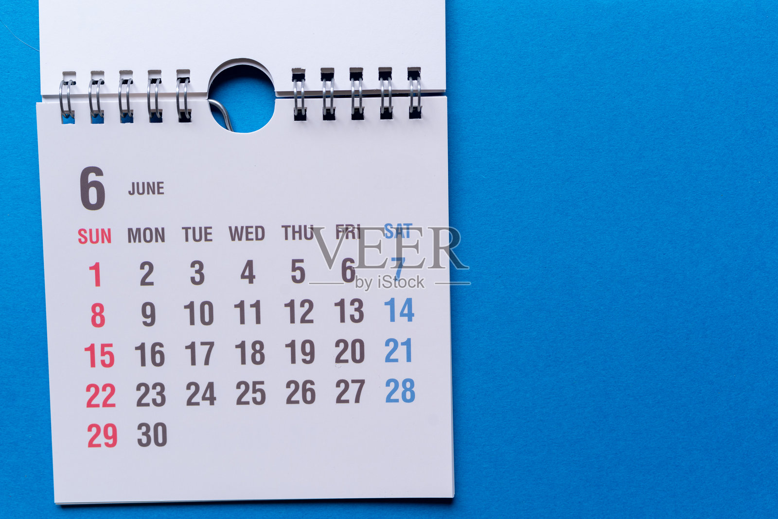 蓝色背景上的日历照片摄影图片