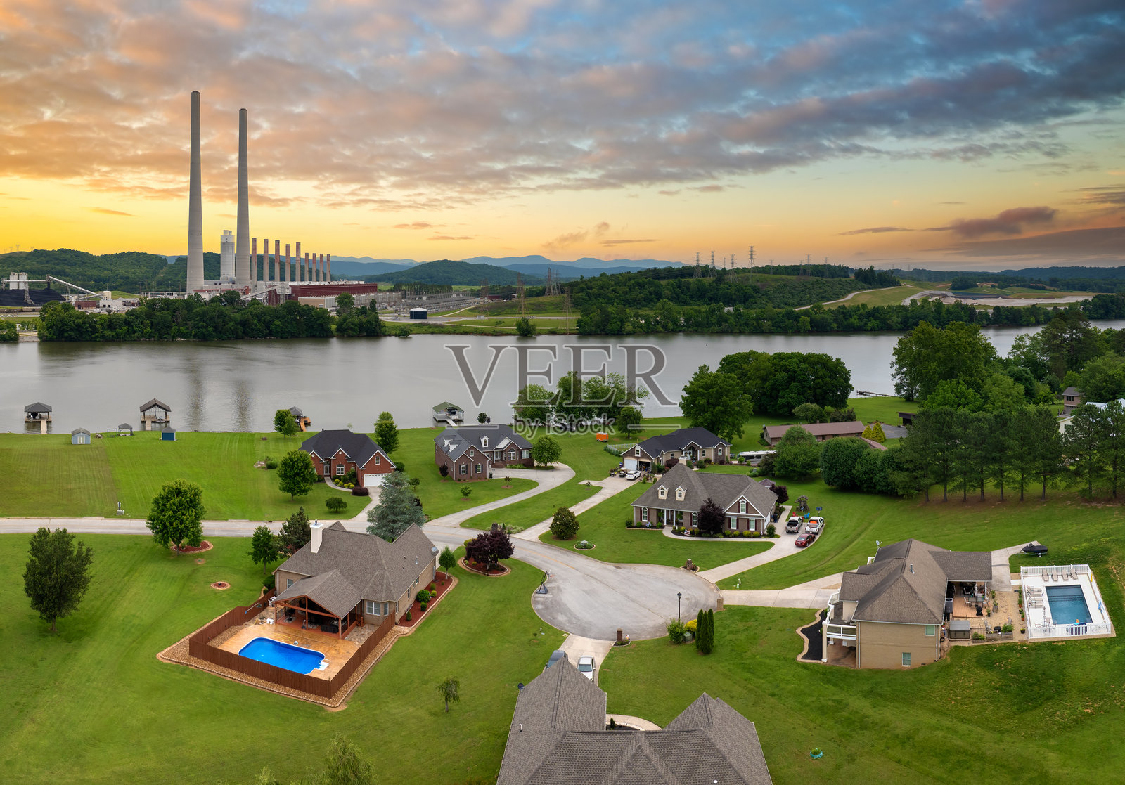空气污染和环境污染概念。住宅区房屋位于燃煤电厂附近，电厂正在生产电力。化石燃料用于能源生产。照片摄影图片