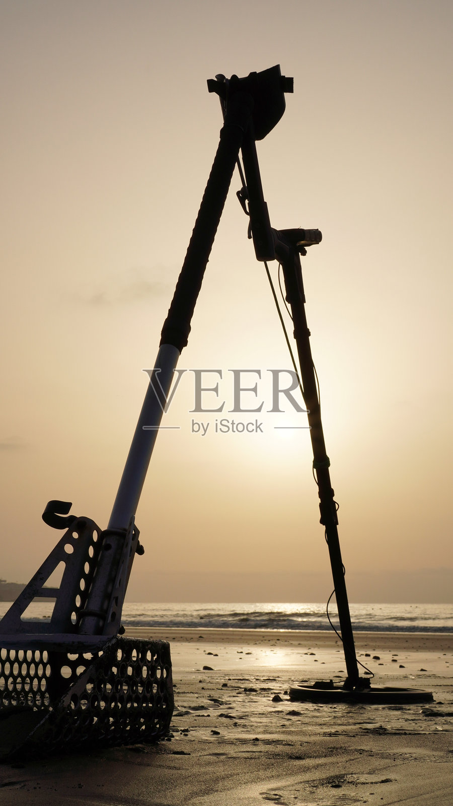 金属探测器和铲子工作工具照片摄影图片