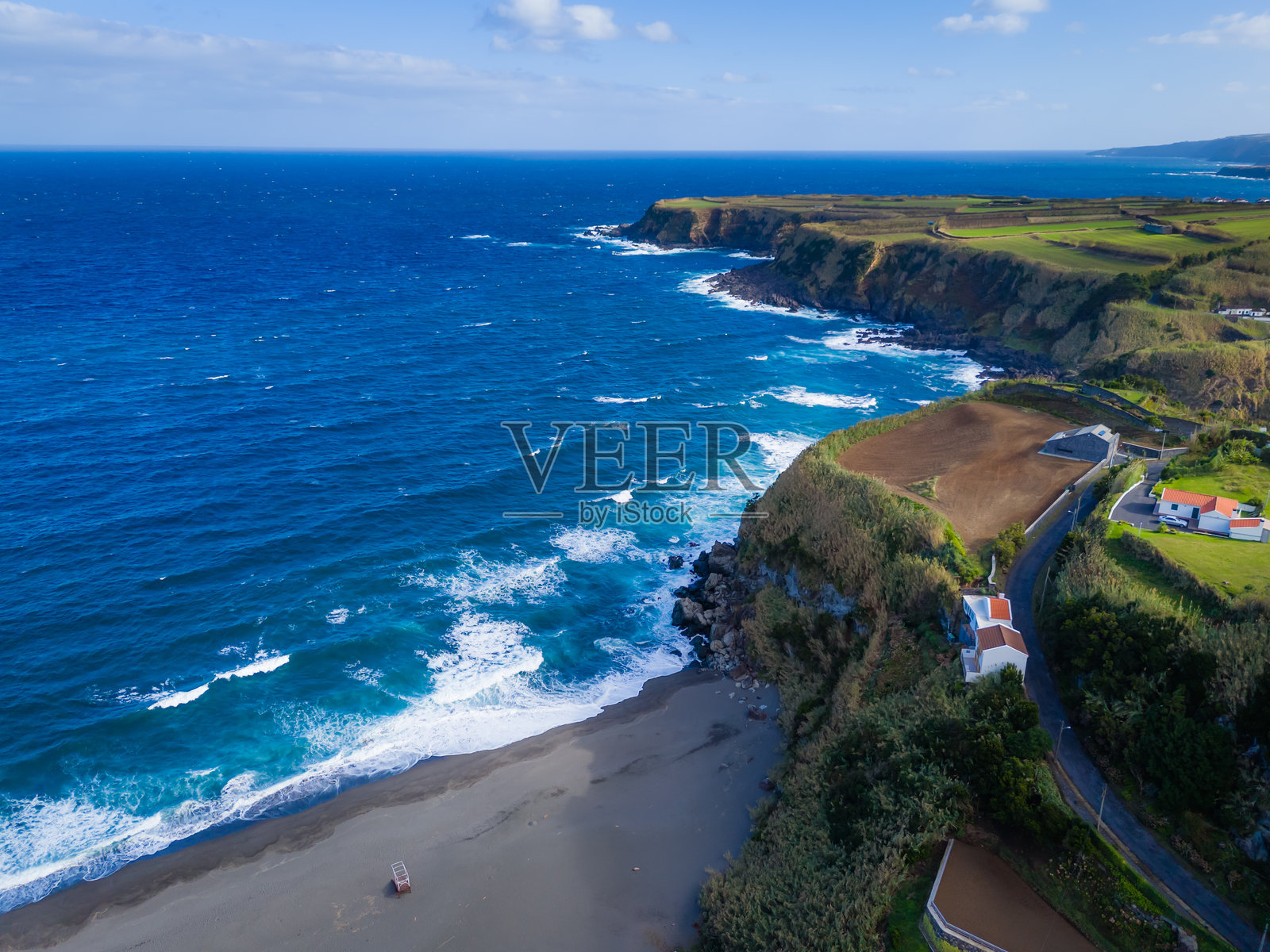 摩伊纽斯海滩。圣米格尔岛阿佐尔群岛葡萄牙的火山黑沙滩的无人机航拍视角。照片摄影图片