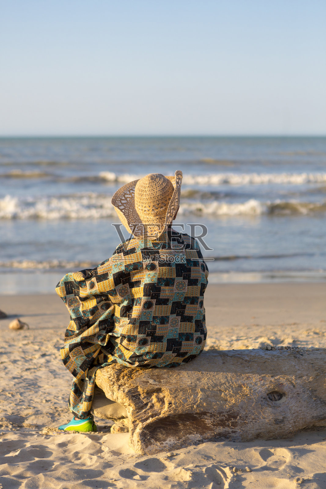 戴帽子的男人坐着看海，哥伦比亚照片摄影图片