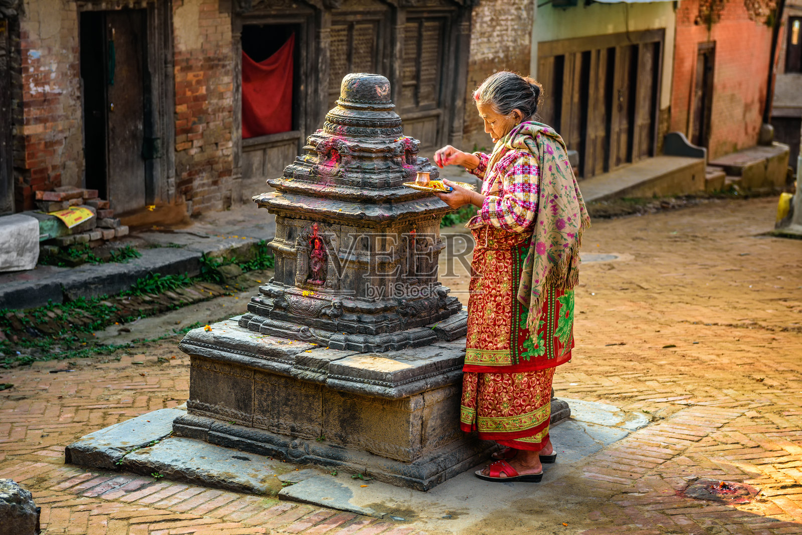 老妇人点燃蜡烛照片摄影图片