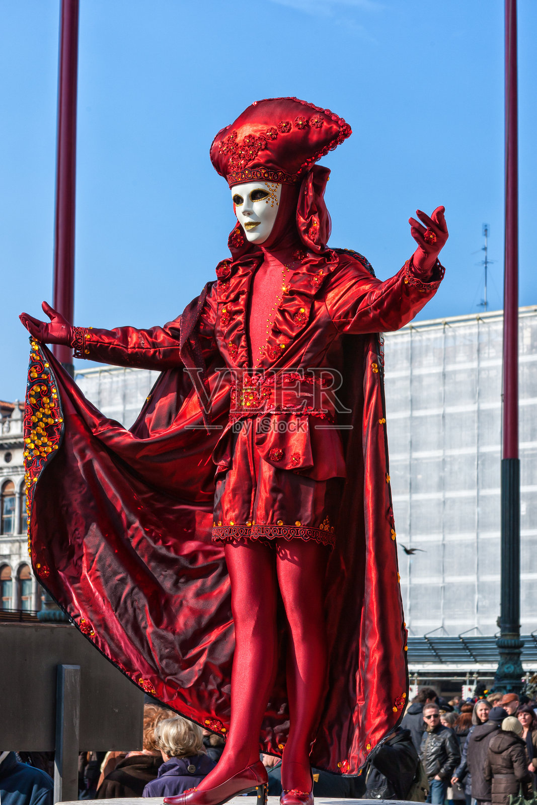 威尼斯狂欢节上穿着美丽红色服装的威尼斯面具照片摄影图片