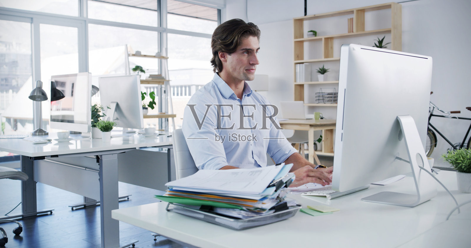 文件、办公室和商人在电脑上进行在线项目、网站和互联网工作。专业、企业和个人在电脑前处理文书工作，进行研究、提案审查和行政管理。照片摄影图片