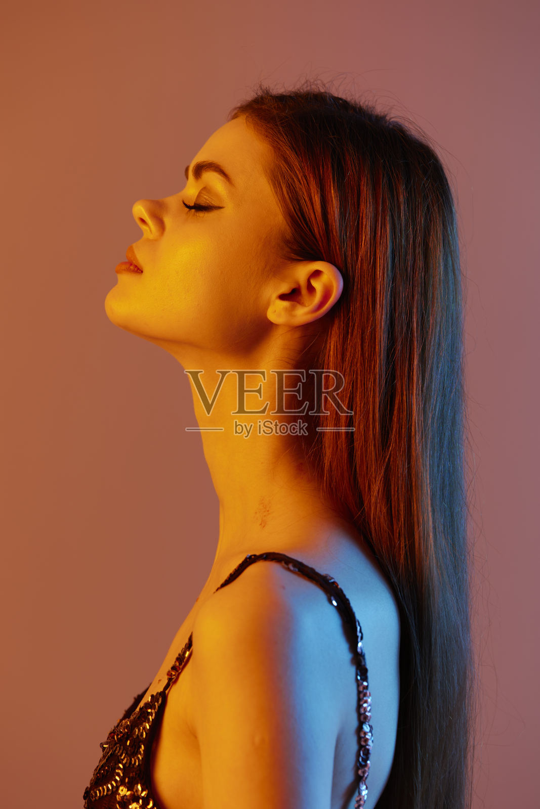 美丽的女性时尚造型，闪亮的裙子，妆容，色彩背景照片摄影图片