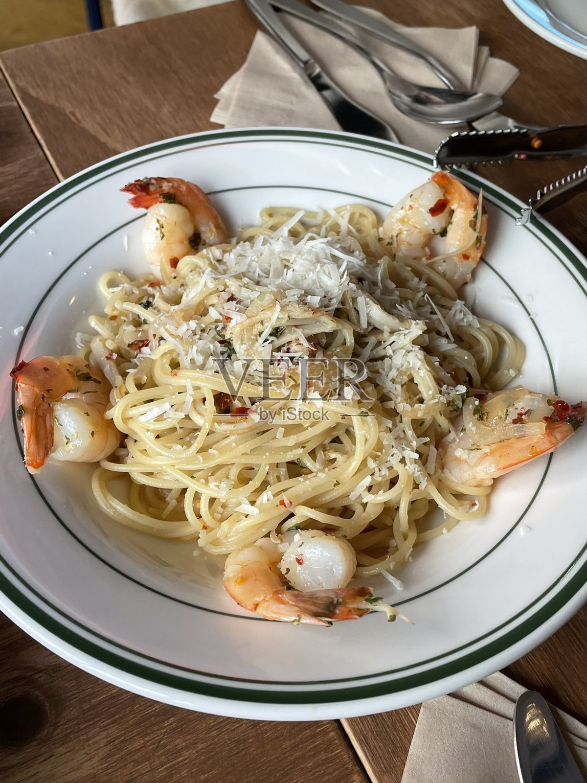 一盘完美煮熟的意大利面，上面浇有浓郁的番茄酱和新鲜的香草。非常适合食品摄影和菜单，生动展现了意大利美食的魅力。照片摄影图片