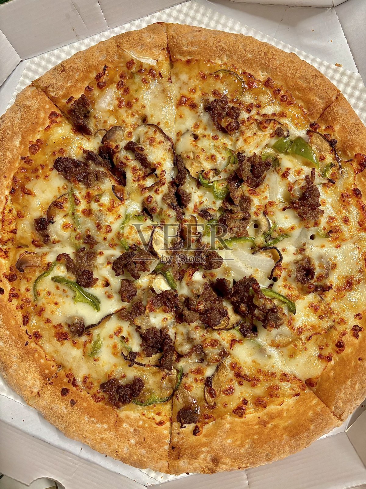 一款美味的披萨，金黄的外壳，融化的奶酪和美味的配料。非常适合与食品相关的设计、菜单或意大利主题项目，捕捉经典舒适菜肴的精髓。照片摄影图片